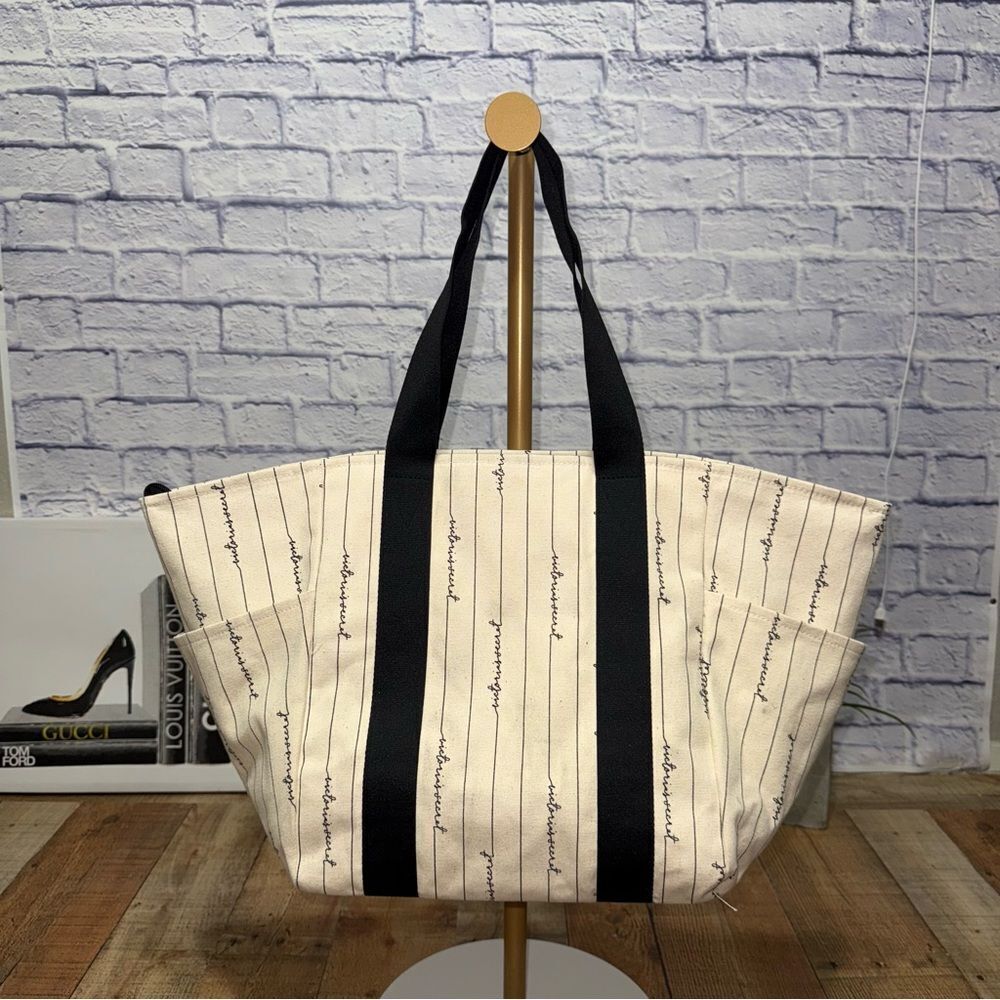 VICTORIA'S SECRET
Logo Canvas Tote